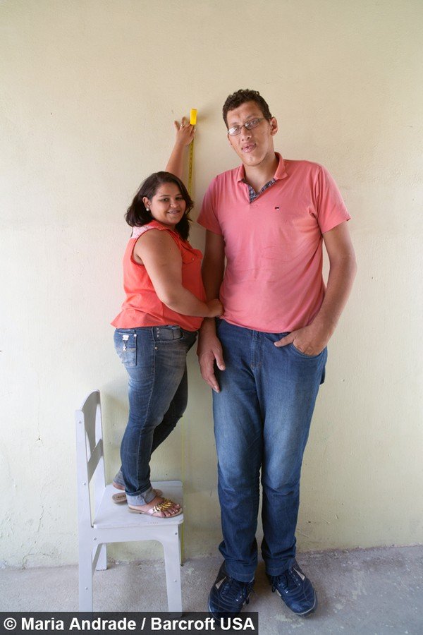Chàng khổng lồ 2m34 kết hôn với cô gái chỉ thấp bằng một nửa chiều cao của mình