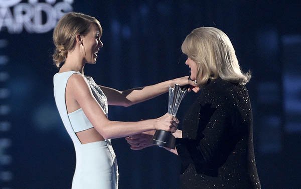 Taylor Swift xúc động nhận giải từ mẹ đẻ