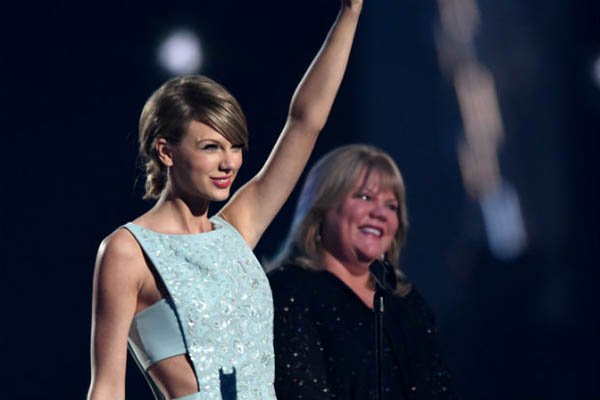 Taylor Swift xúc động nhận giải từ mẹ đẻ