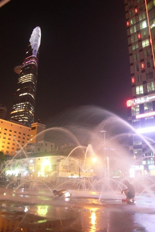 Phố đi bộ Sài Gòn lung linh trong ánh đèn và nhạc nước