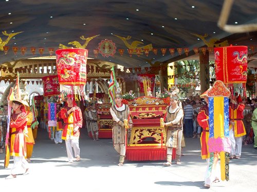 Lễ hội độc đáo chào mừng ngày 30.4 & 1.5 tại Suối Tiên.