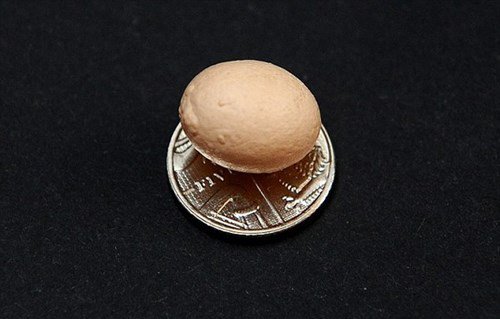 Kỳ lạ quả trứng gà bé nhất thế giới chỉ bằng viên bi