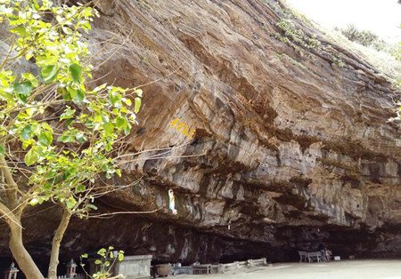 Ngôi chùa ẩn mình trong hang núi lửa ở đảo Lý Sơn