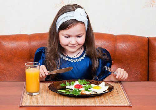 Dạy trẻ lịch sự trong ăn uống