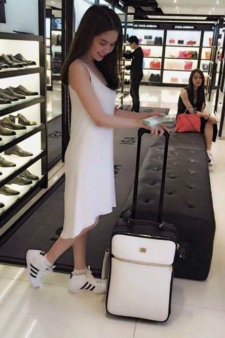 Chân dài Việt "đổi gió" với giày thể thao đế xuồng