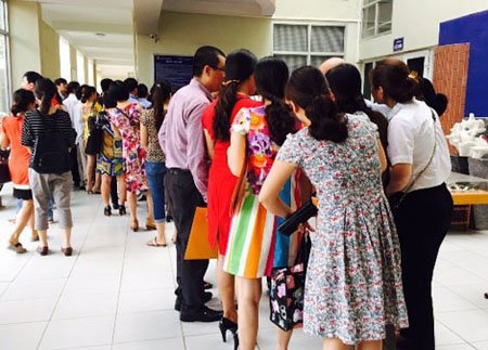 Phụ huynh Hà Nội xếp hàng mua hồ sơ tuyển sinh vào lớp 6