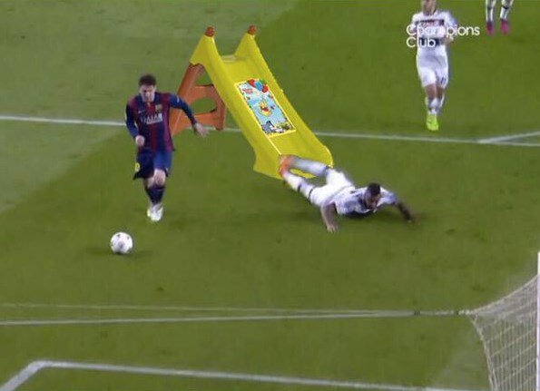 Ảnh chế pha lừa bóng của Messi khiến Boateng "ngã dập mặt"