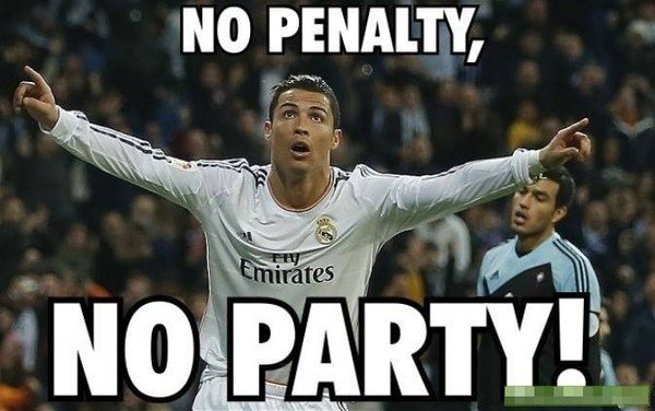 Ảnh chế: Ronaldo hóa "kình ngư", ăn vạ lộ liễu kiếm penalty