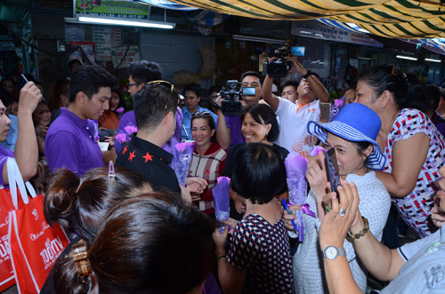 Hàng loạt khu chợ Sài Gòn “kẹt cứng” vì Đàm Vĩnh Hưng