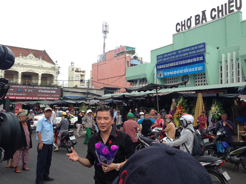 Hàng loạt khu chợ Sài Gòn “kẹt cứng” vì Đàm Vĩnh Hưng