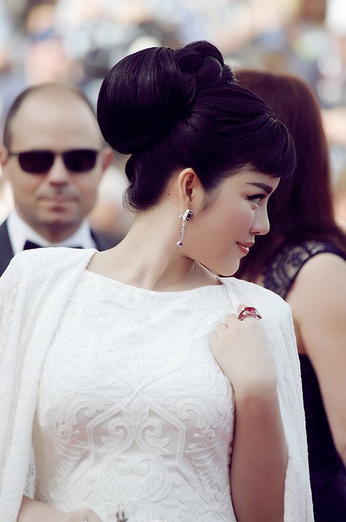 Soi hàng hiệu xa xỉ từ đầu đến chân của Lý Nhã Kỳ ở Pháp