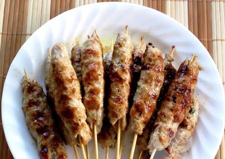 Khéo tay với món nem lụi nướng thơm ngon