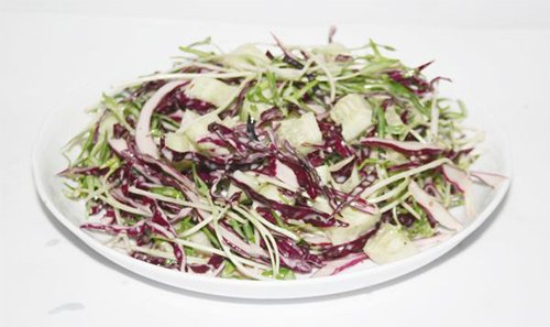 Khéo tay với món salad rau mầm và bắp cải tím