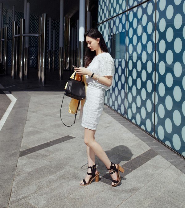 Mẹo chọn trang phục giúp dẹp bỏ "rào cản" da ngăm & dáng lùn