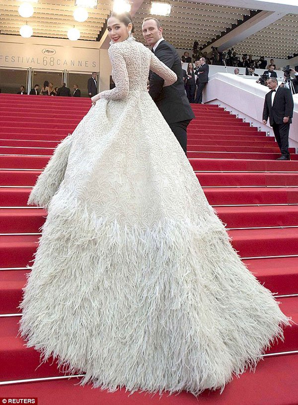 Mỹ nhân Thái Lan diện đầm cưới trên thảm đỏ Cannes