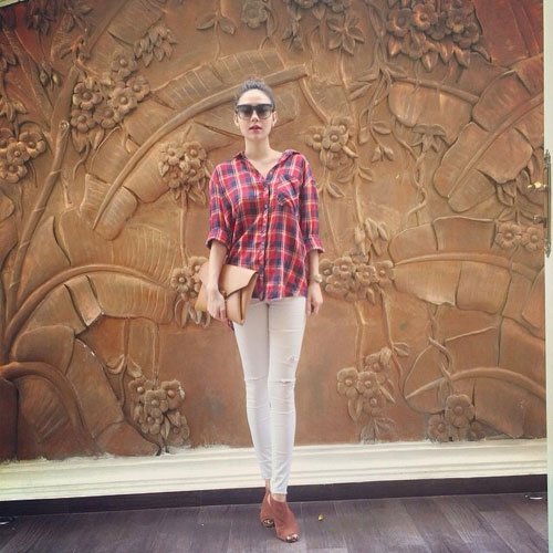 Bí quyết mặc áo sơ mi quyến rũ nhất hè từ sao Việt