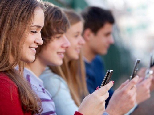 Dùng smartphone nhiều có thể ảnh hưởng đến kết quả học tập