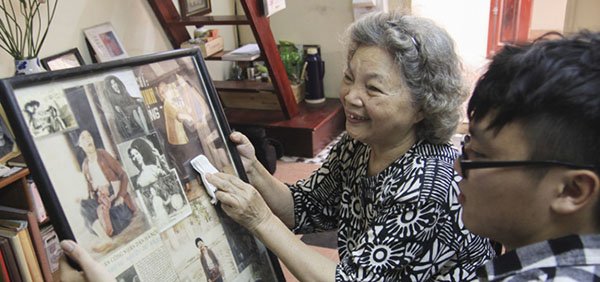 “Bà nội” của màn ảnh Việt 77 tuổi vẫn “đắt sô“