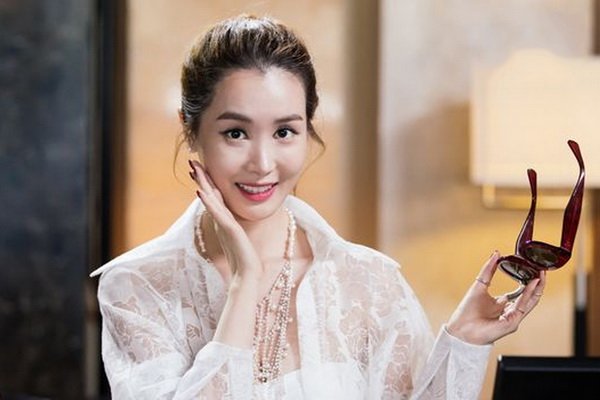 Lee Da Hae "lột xác" thành nữ chủ tịch sang chảnh