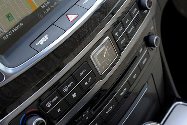 Hyundai Equus 2016: Mở cốp sau không cần dùng tay hay chìa khóa