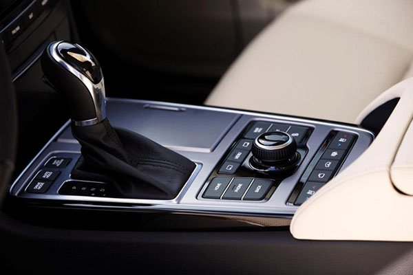 Hyundai Equus 2016: Mở cốp sau không cần dùng tay hay chìa khóa