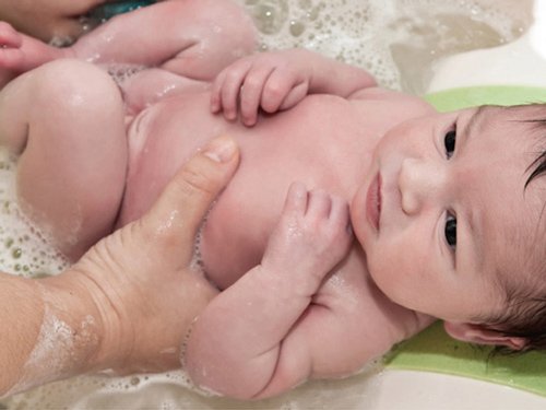 Hướng dẫn tắm cho trẻ sơ sinh an toàn tại nhà ngày hè