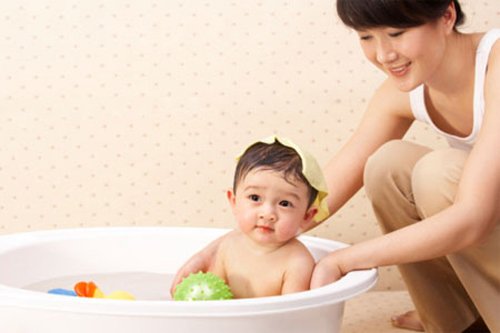 Hướng dẫn tắm cho trẻ sơ sinh an toàn tại nhà ngày hè