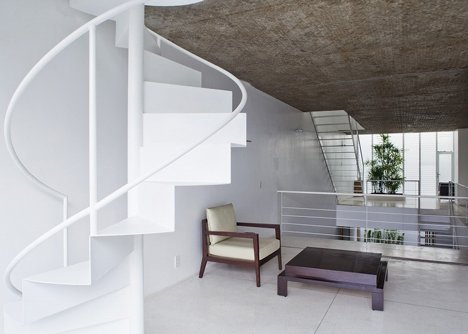 Ngôi nhà trắng tinh khôi tại Sài Gòn được báo Tây khen hết lời