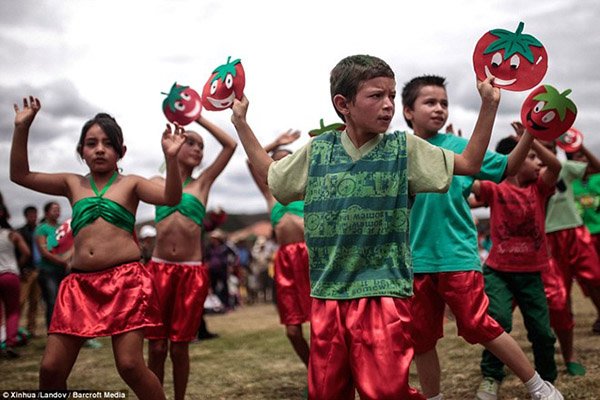 Lễ hội tiêu tốn cả trăm tấn cà chua ở Colombia