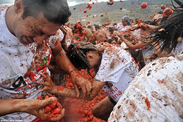 Lễ hội tiêu tốn cả trăm tấn cà chua ở Colombia