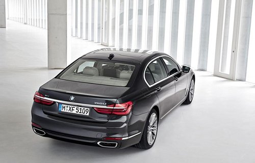 BMW 7-Series thế hệ mới ra mắt, tiết kiệm xăng như xe máy