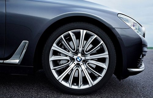 BMW 7-Series thế hệ mới ra mắt, tiết kiệm xăng như xe máy