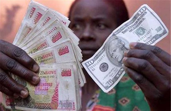 Ngày đầu tiên đổi 35 triệu tỷ đôla Zimbabwe lấy 1 USD