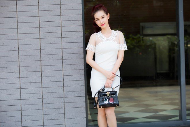 Quỳnh Chi mặc đẹp dạo phố giữa ồn ào hôn nhân tan vỡ