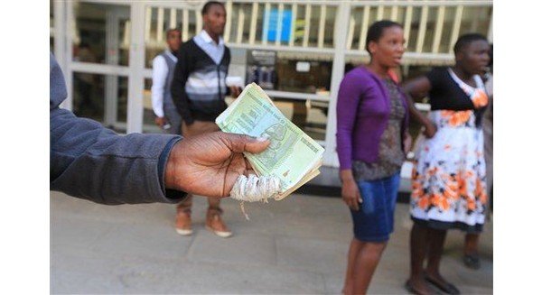 Vì sao 'tỷ phú' Zimbabwe không thích đổi tiền?