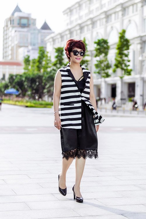 Quý cô U50 gây thương nhớ với thời trang dạo phố Sài Gòn