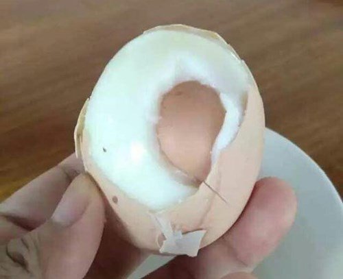 Ngạc nhiên vì quả trứng “có một không hai” nằm gọn trong một quả khác