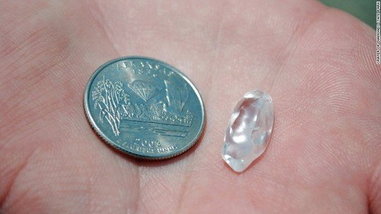 Dạo công viên, tìm thấy kim cương "khủng"