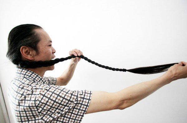 Choáng với mái tóc dài 1,3m của người đàn ông