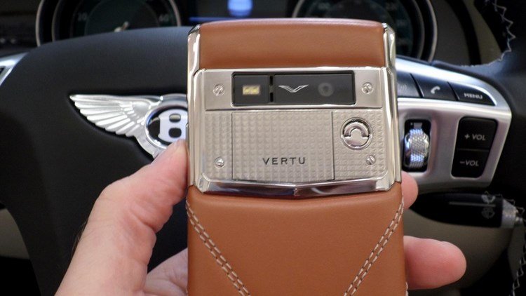 Dế mới Vertu Signature giá nửa tỷ đồng có gì đặc biệt?