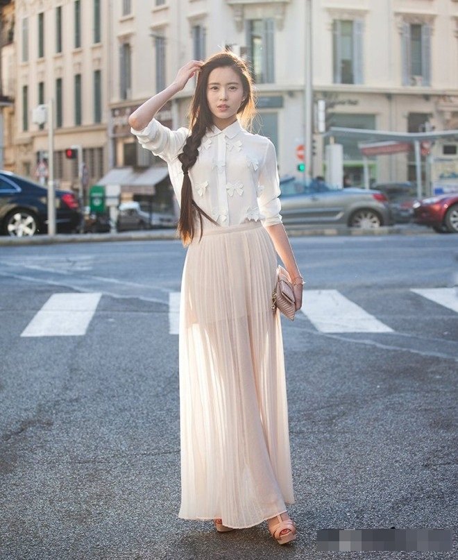 Rạng rỡ đến công sở đầu tuần với váy voan dịu dàng