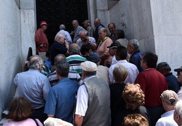 Hỗn loạn khi Hi Lạp mở lại các ngân hàng