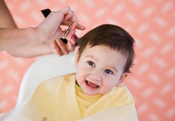Mùa hè cha mẹ có nên cạo trọc đầu cho trẻ?