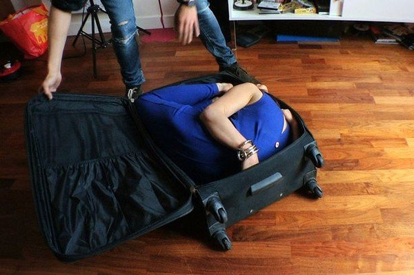 Cô gái dẻo dai có thể cuộn người nằm gọn trong vali