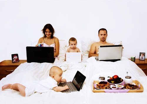 Hình ảnh đáng suy ngẫm về cha mẹ “thời đại smartphone“