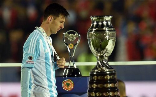 Messi bị đòi tước băng đội trưởng Argentina