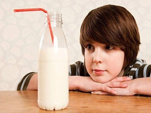 Không nên cho trẻ uống quá 2 ly sữa mỗi ngày