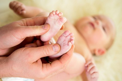 Mát xa chân cho trẻ sơ sinh: Những điều mẹ cần biết