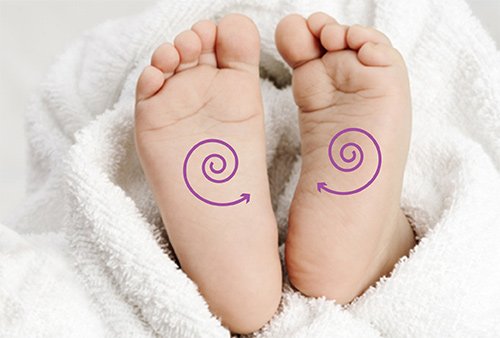 Mát xa chân cho trẻ sơ sinh: Những điều mẹ cần biết