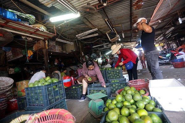 Tiểu thương vẫn buôn bán bình thường ở chợ đầu mối Long Biên